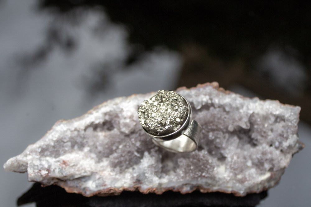ring round pyrite dark