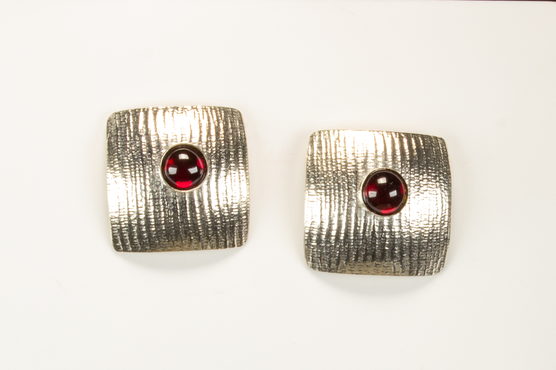 earrings square garnet moire