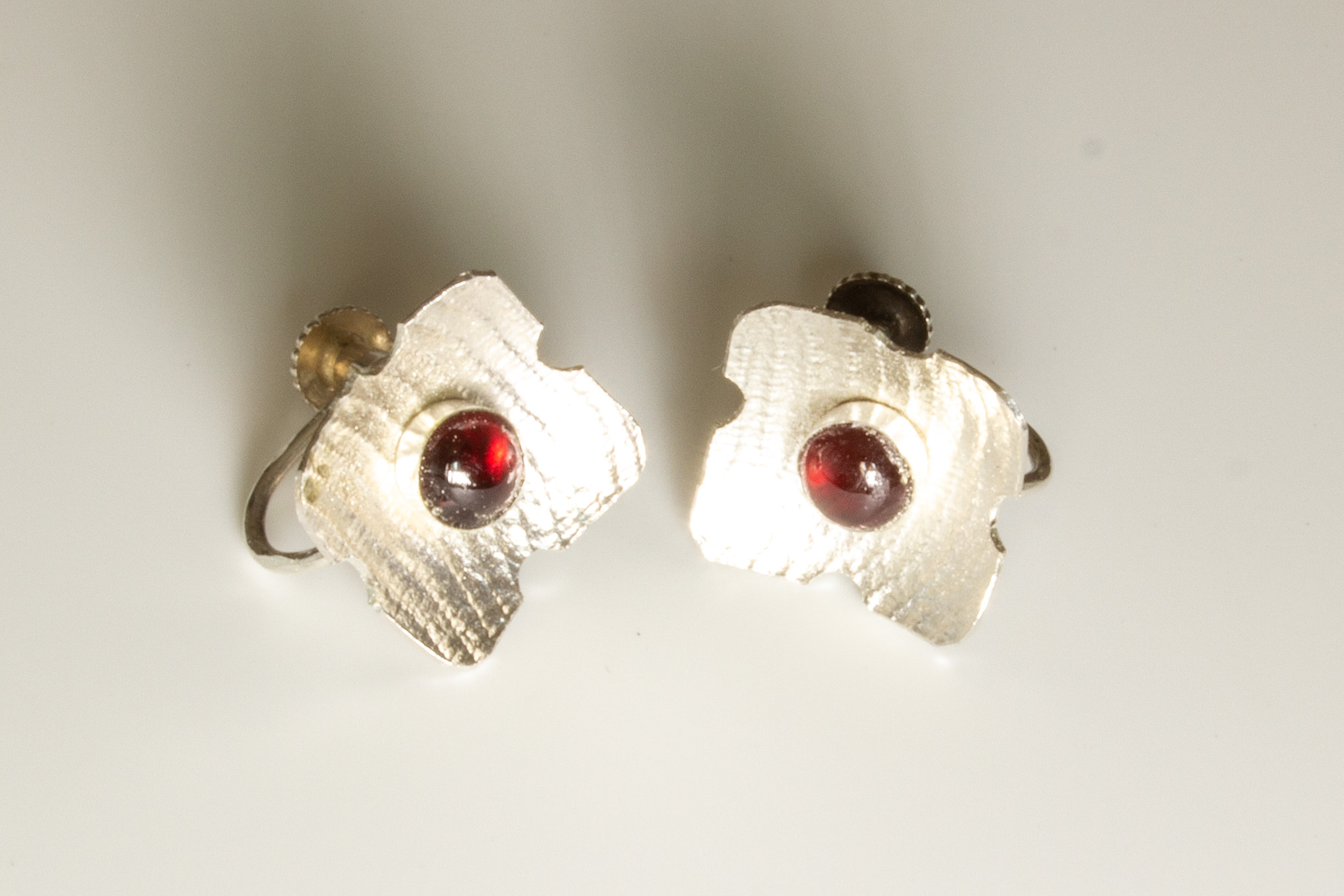 earrings mini flower garnet clip side