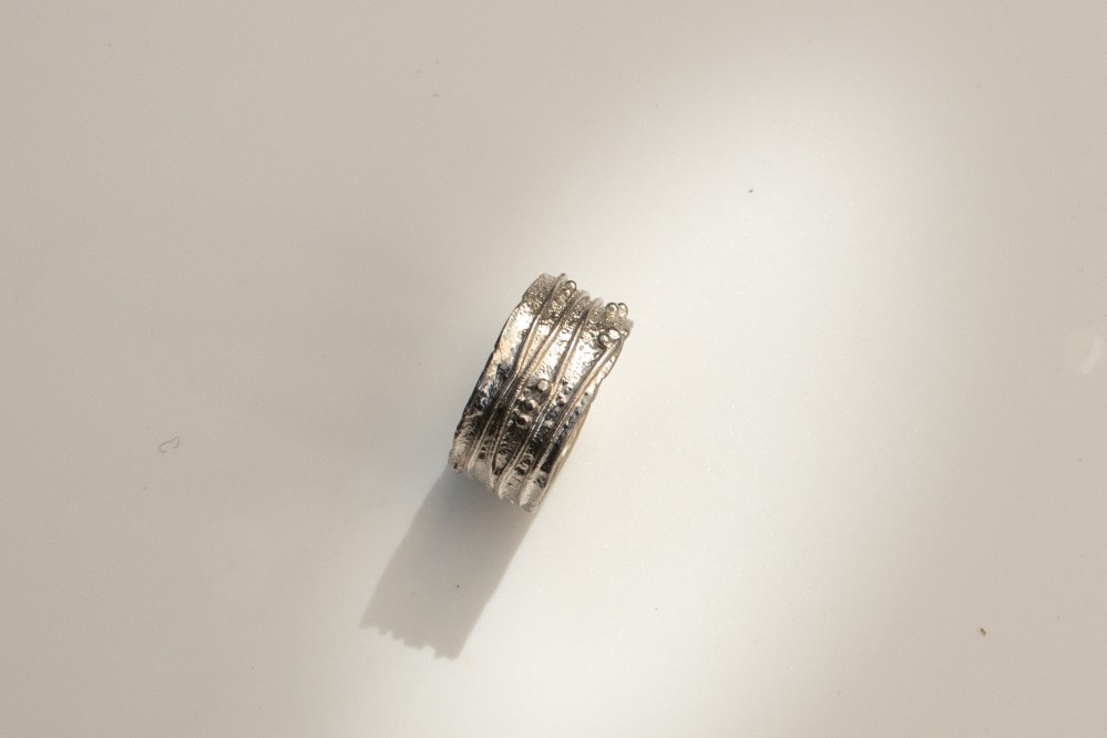 ring free from small 2 side