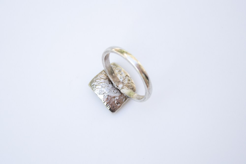 ring liquid silver peridot back